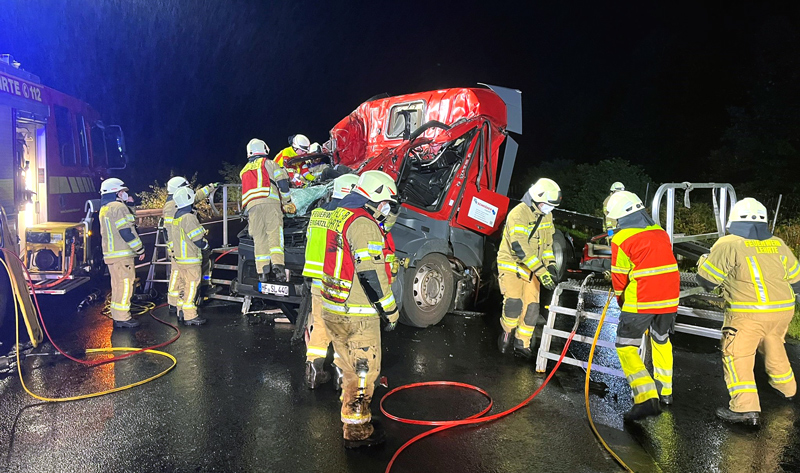 LKW-Fahrer auf der A 2 bei Unfall tödlich verletzt, zwei leichter Verletzte