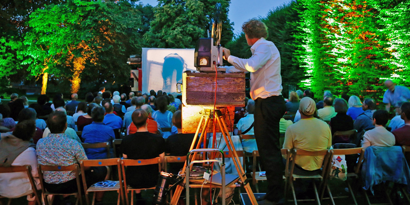 Stummfilm-Klassiker unter freiem Himmel – Wanderkino im Amtsgarten von Schloss Landestrost