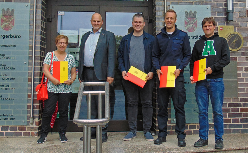 Lehrter Bürgermeister Frank Prüße übergibt vier Ehrenamtskarten