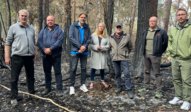 Landtagskandidat Gailus informiert sich über Waldbrand bei Hämelerwald