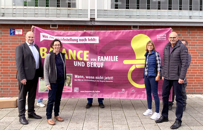 Was zur Gleichstellung noch fehlt: Banner am Lehrter Parkhaus