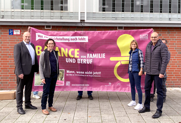 Was zur Gleichstellung noch fehlt: Banner am Lehrter Parkhaus