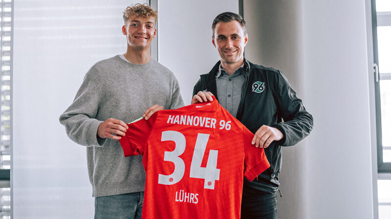 Talent aus der 96-Akademie: Yannik Lührs unterschreibt Profivertrag