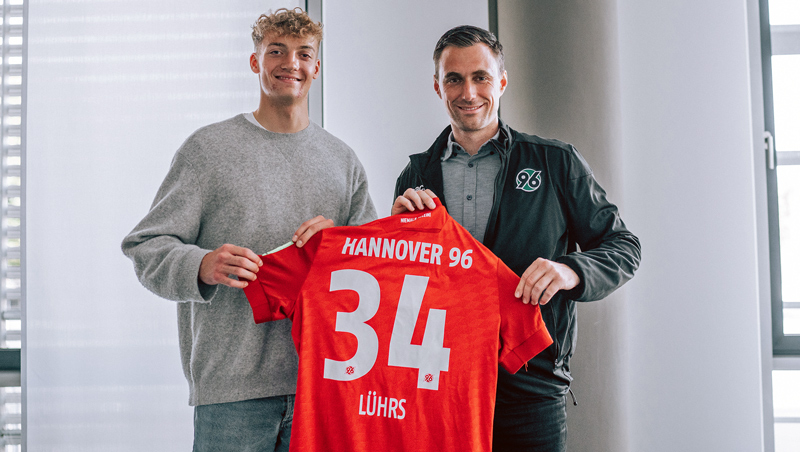 Talent aus der 96-Akademie: Yannik Lührs unterschreibt Profivertrag