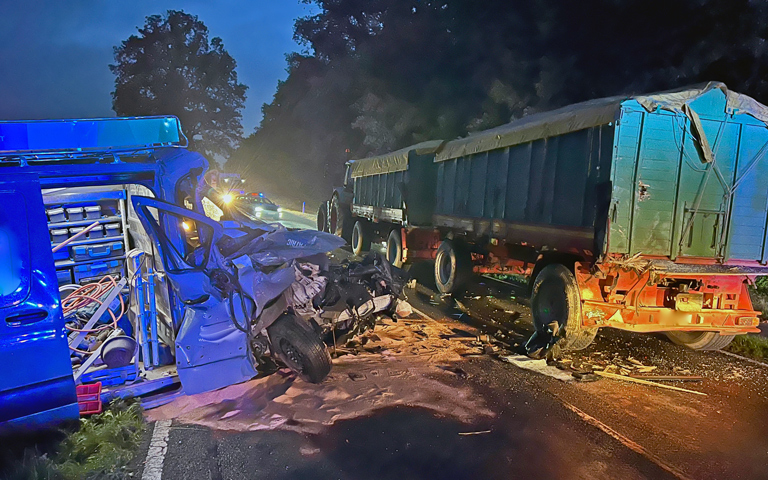 Morgendlicher Einsatz: Kleintransporter fährt in Treckergespann