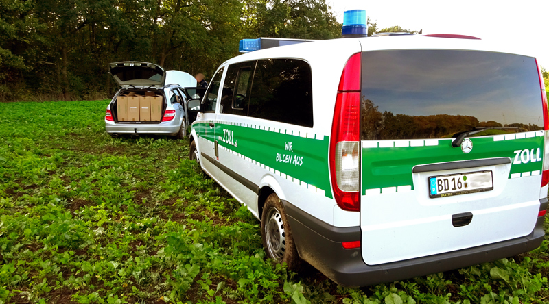 Zigarettenschmuggel endet auf dem Acker: Zoll „siegt“ bei Verfolgungsfahrt