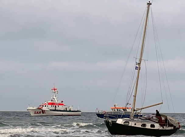 Drei Segler aus Brandungszone bei Warnemünde gerettet