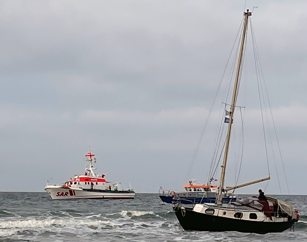 Drei Segler aus Brandungszone bei Warnemünde gerettet