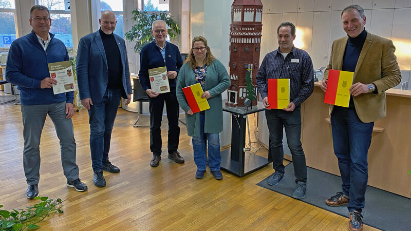Bürgermeister Frank Prüße übergibt weitere Ehrenamtskarten in Lehrte