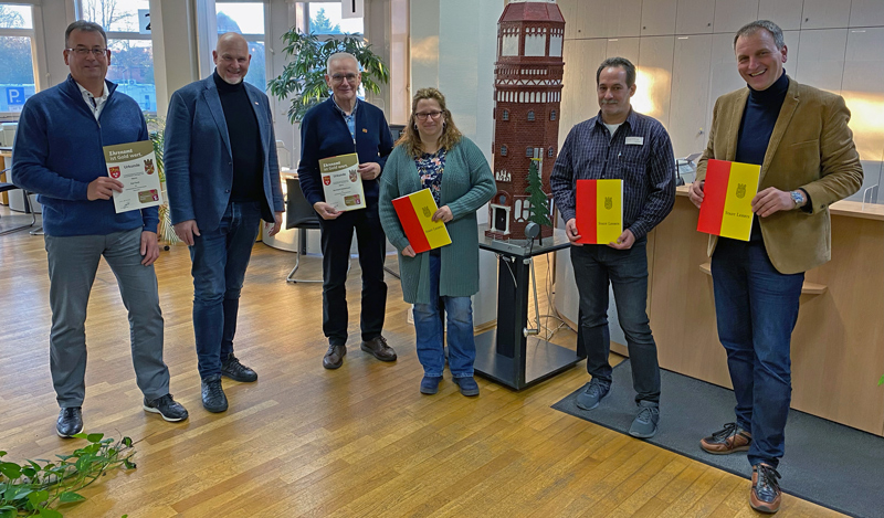 Bürgermeister Frank Prüße übergibt weitere Ehrenamtskarten in Lehrte