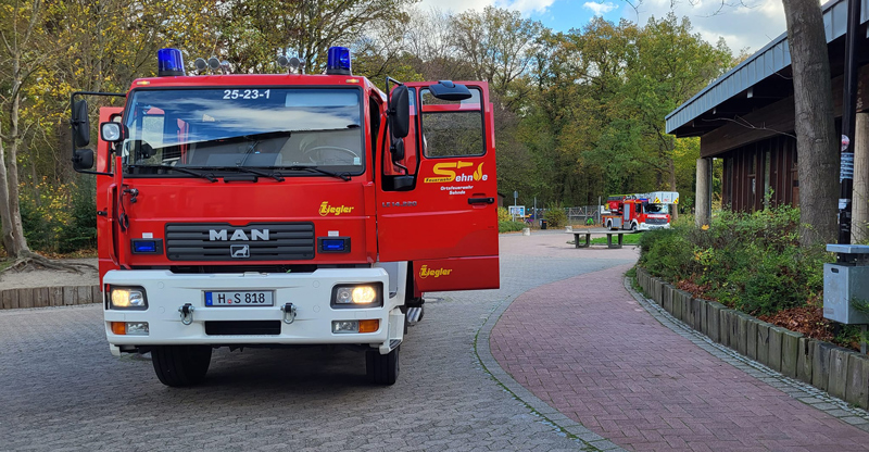 Feuerwehr Sehnde löscht Papierkorb in der KGS