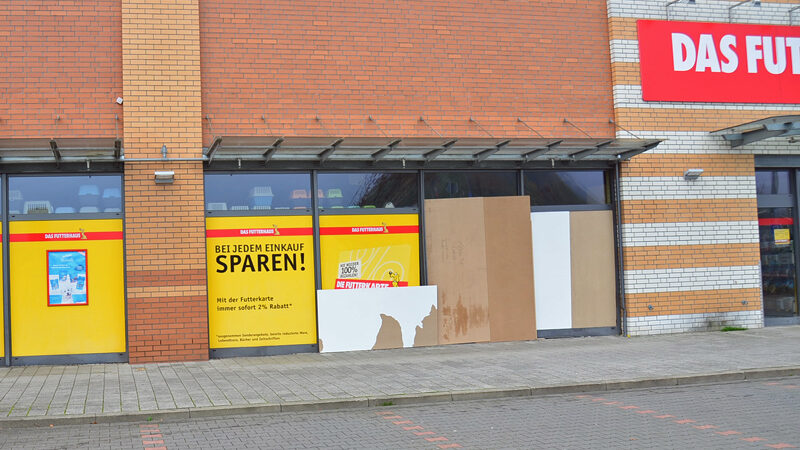 Wagen fährt in Schaufenster am EKZ Lehrte