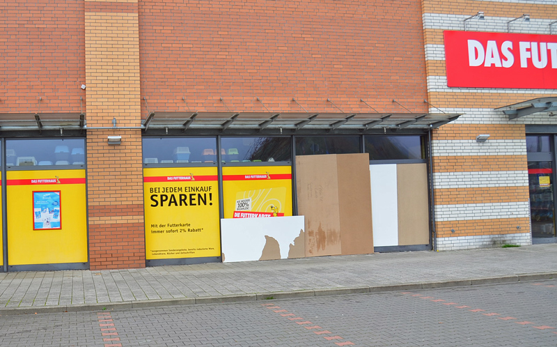 Wagen fährt in Schaufenster am EKZ Lehrte