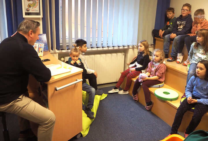Vorlesen in Ilten mit Ortsbürgermeister Choitz und Ehrenortsbürgermeisterin Neuse