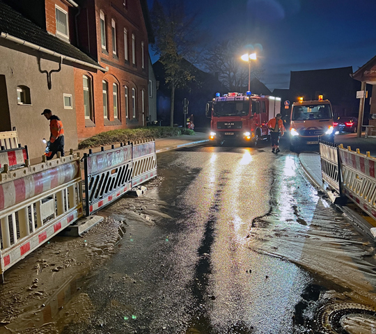 Trinkwasserleitung in Höver bei Glasfaserarbeiten angebohrt