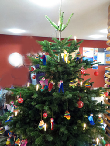 Weihnachtsbaum vor und im Rathaus wird geschmückt