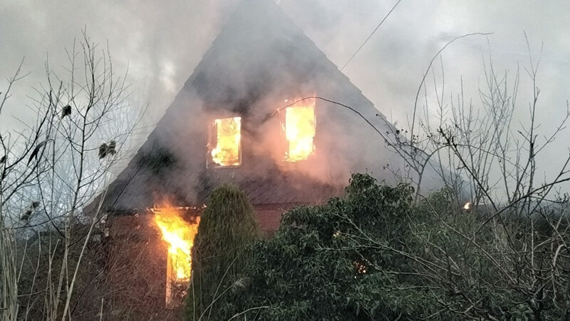 Feuerwehr Lehrte bei Gebäudebrand unter schwierigen Bedingungen – zweimal nachlöschen