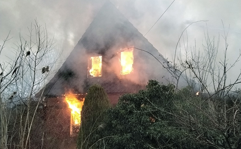 Feuerwehr Lehrte bei Gebäudebrand unter schwierigen Bedingungen – zweimal nachlöschen