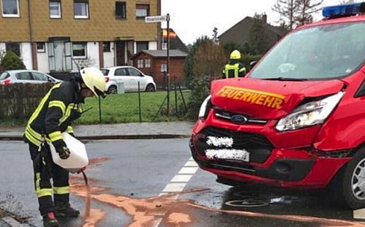 Unfall und Feuerwehreinsatz auf der B 65 in Sehnde