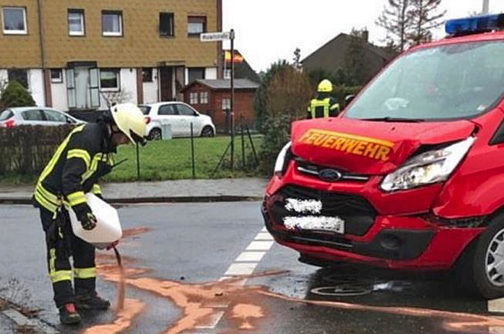 Unfall und Feuerwehreinsatz auf der B 65 in Sehnde