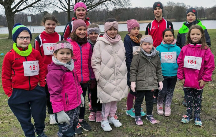 Sehnder Leichtathleten laufen um den Silbersee