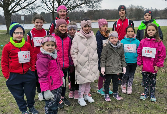 Sehnder Leichtathleten laufen um den Silbersee