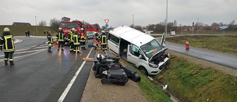 Schwerer Verkehrsunfall am Hohenhamelner Kreisel auf der B 494