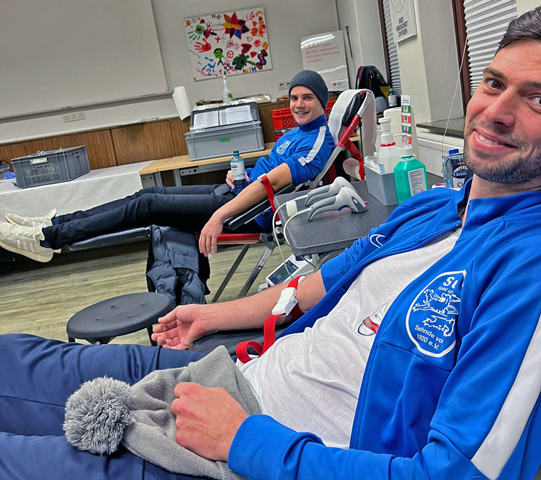 Sportler spenden gemeinsam Blut
