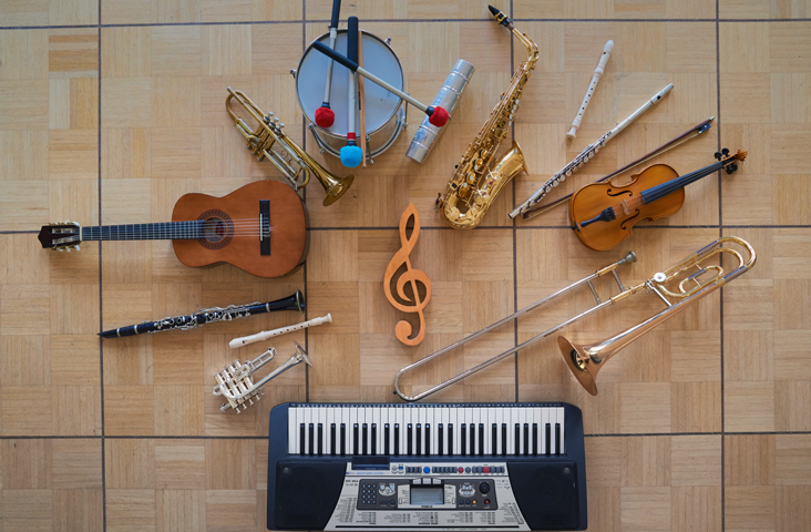 Spaß an Musik: verschiedene Instrumente spielen lernen