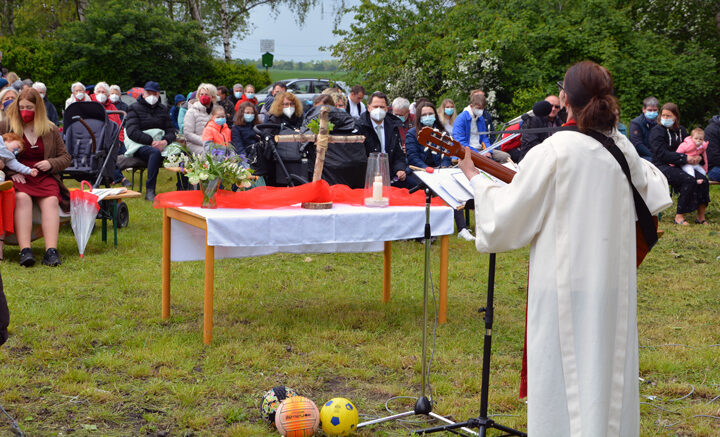 Kirche für Kinder und Familien in Sehnde, mit Taufangebot am Gretenberger Teich