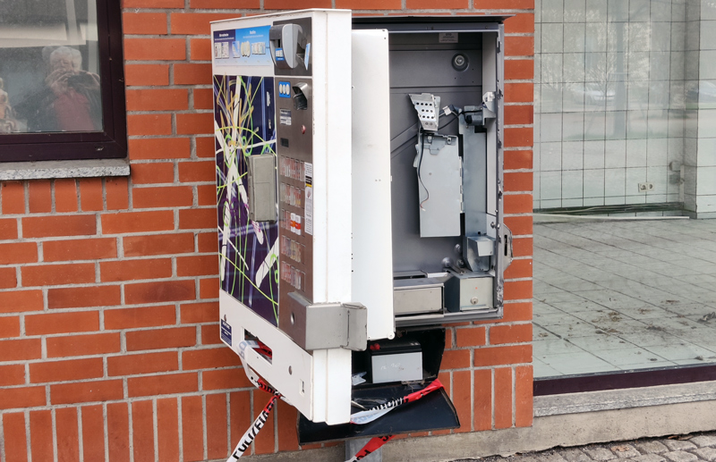 Aufbruch eines Zigarettenautomaten am Marktplatz in Sehnde