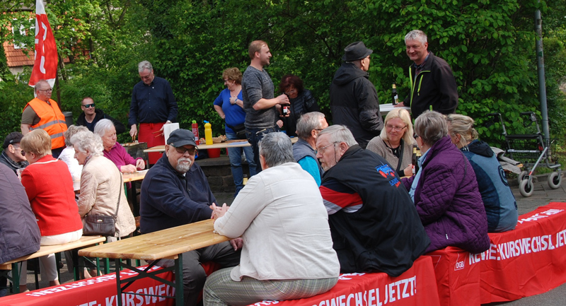 DGB Lehrte lädt ein: Maibaumaufstellung auf dem Rathausplatz