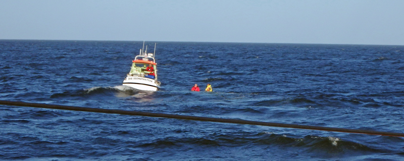 Seenotretter retten Pete Sage von Santiano nach Untergang seiner Yacht