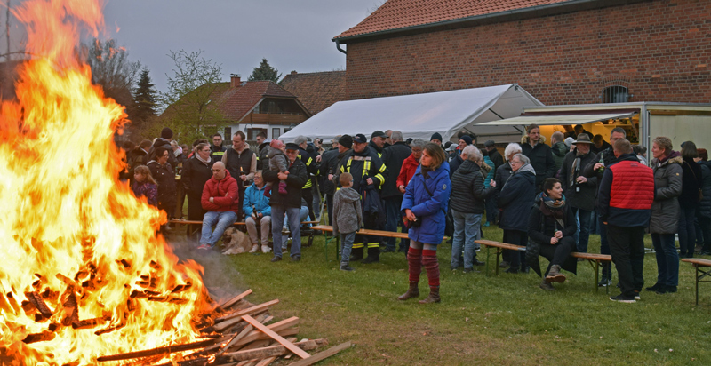 Zahlreiche Teilnehmer beim Wehminger Osterfeuer