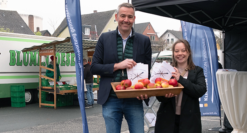 KRH auf dem Wochenmarkt in Lehrte: Austausch über Medizinstrategie 2030