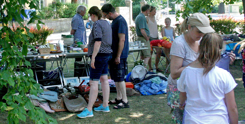 Idyllischer Flohmarkt in Ilten im Schatten alter Bäume zum Muttertag