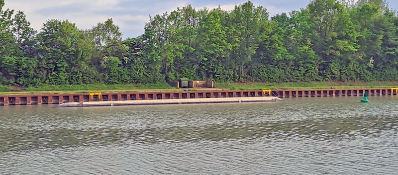 Schute sinkt auf dem Mittelllandkanal in Sehnde