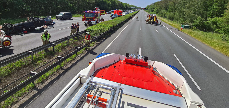 Schwerer Verkehrsunfall auf der A2: Anhänger landet auf Gegenfahrbahn