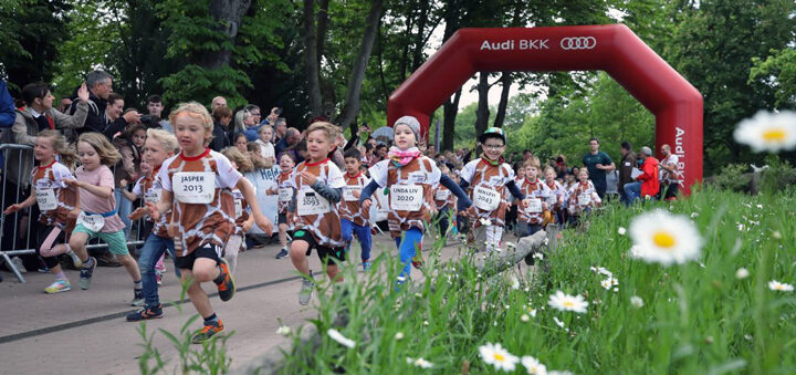 Zoo-Run für den Artenschutz: Giraffen beobachten Läufer
