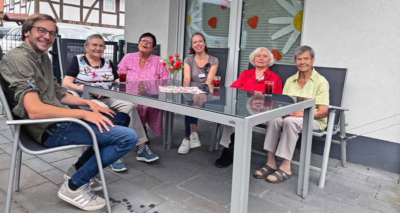 Gäste der Rotkreuz-Tagespflege Sehnde feiern Erdbeerfest