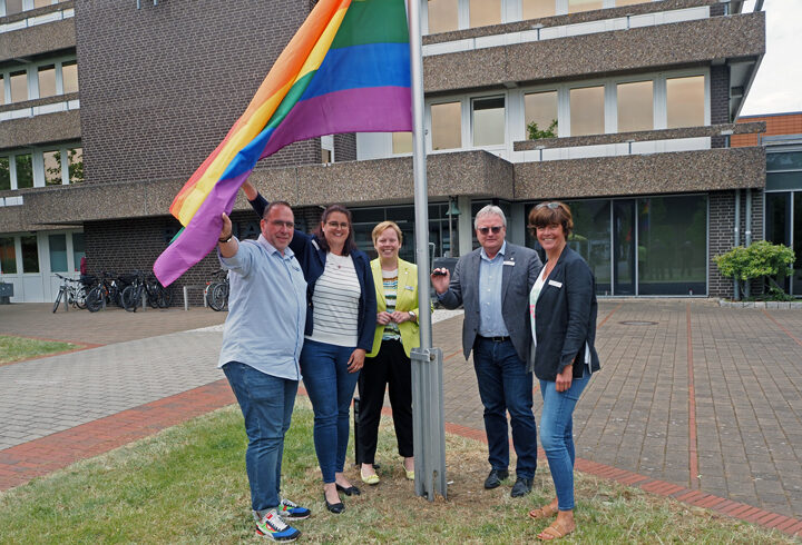 Regenbogenflagge am Sonntag vorm Sehnder Rathaus