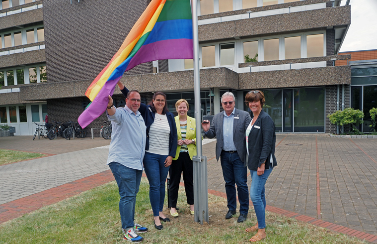 Stadt Sehnde setzt Zeichen für Toleranz und Kinderrechte und hisst die Regenbogenfahnen