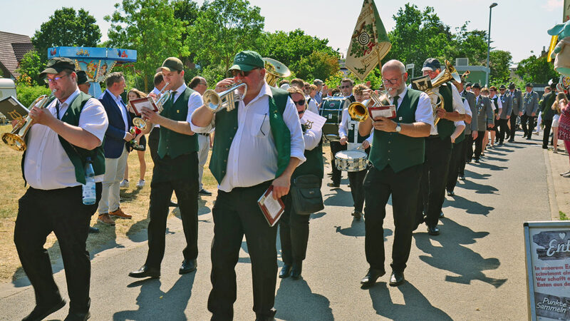 Schützenfest in Ilten – großer Umzug bei großer Hitze