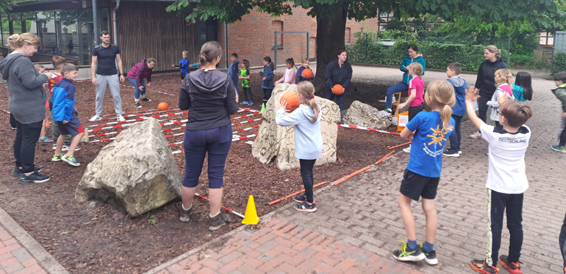 Auf dem Schulhof fand das Ballstoßen statt - Foto: Grundschule