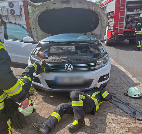 Lappen im Motorraum löst Feueralarm in Sehnde aus