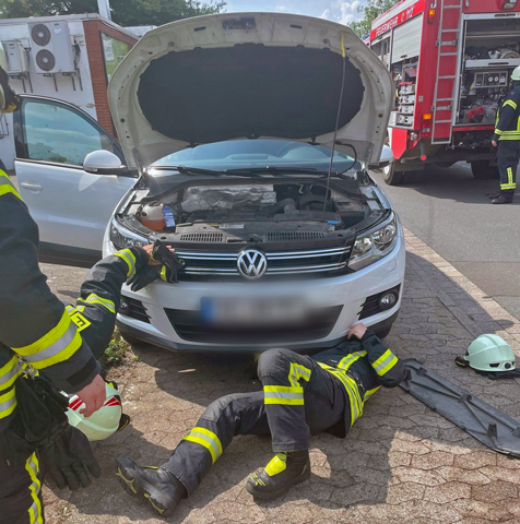 Lappen im Motorraum löst Feueralarm in Sehnde aus