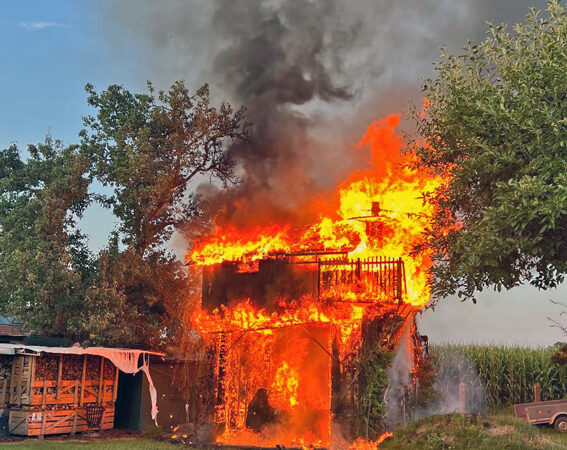 Zwei Feuerwehreinsätze in Sehnde: Fehlalarm und brennendes Holzhaus