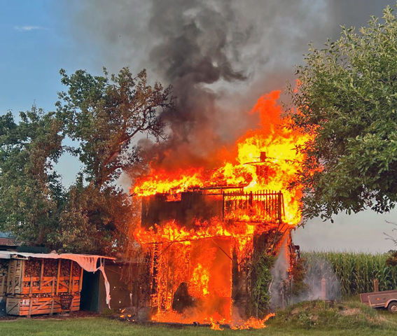 Zwei Feuerwehreinsätze in Sehnde: Fehlalarm und brennendes Holzhaus