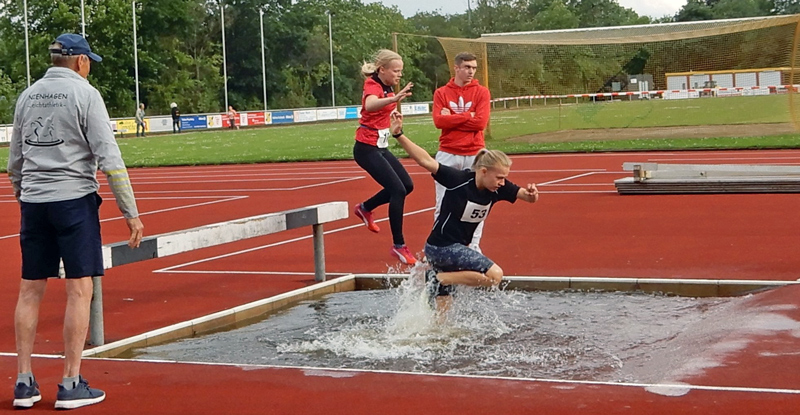 Valentina und Enie: die besten Läuferinnen am Wassergraben