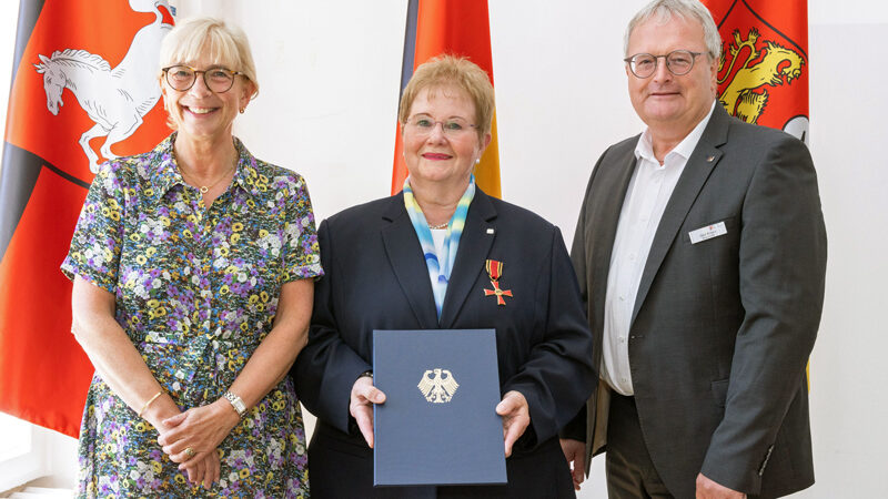 Iltens Ehrenortsbürgermeisterin Gisela Neuse erhält Verdienstkreuz